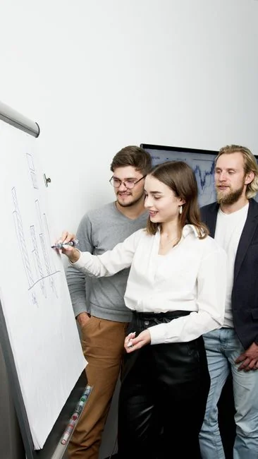 Visualisation abstraite de l’analyse des données avec des graphiques et des tableaux illustrant une croissance dynamique.